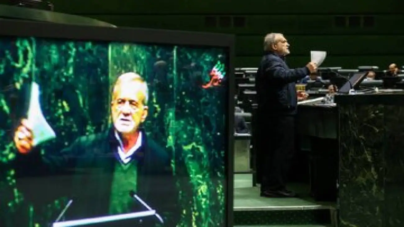 معماریان: بعید است اصلاحات زیادی در بودجه شود -  دولت با افزایش قیمت ارز کالا برگ بیشتری منتشر می کند