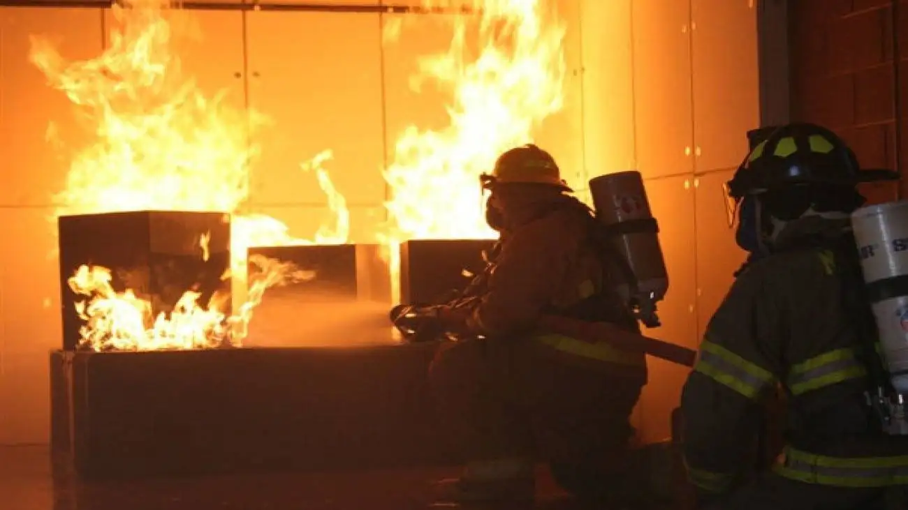 ویدیو  -  آتش سوزی در یک ساختمان اداری در اندونزی جان 18 تن را گرفت