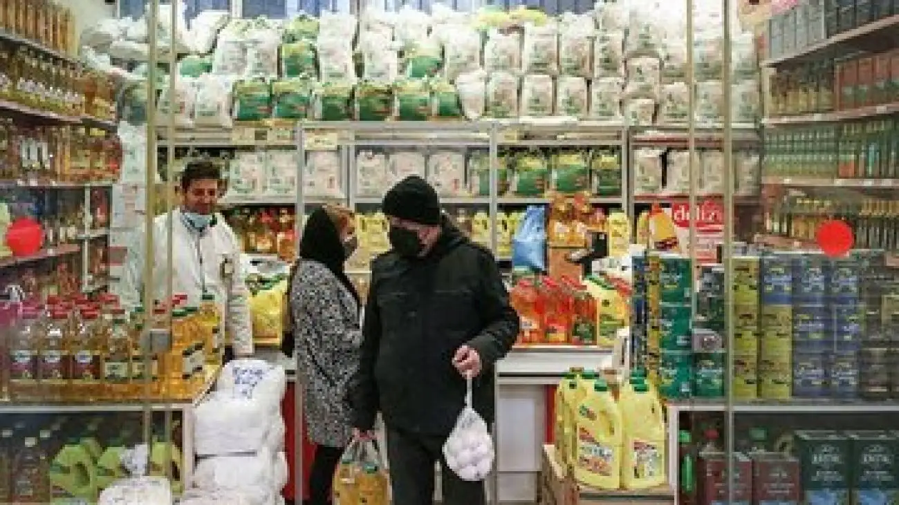 وقتی دلار بالا می رود قیمتها به آن می چسبد، ولی وقتی پایین می آید از آن جدا نمی شود -  دلال ها فقط گرانی را می شناسند