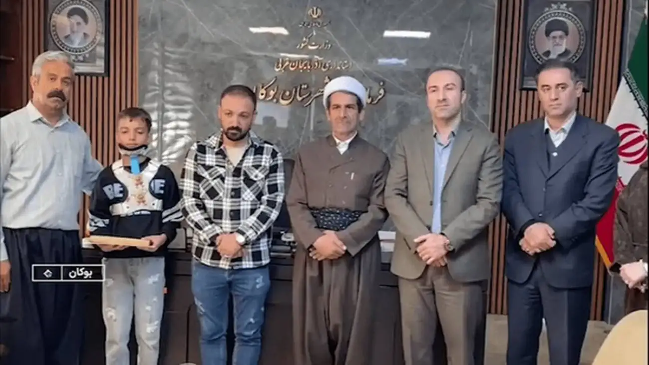 ویدیو  -  با وساطت امام جمعه و فرمانده سپاه بوکان، ناظم و دانش آموز بوکانی با یکدیگر آشتی کردند
