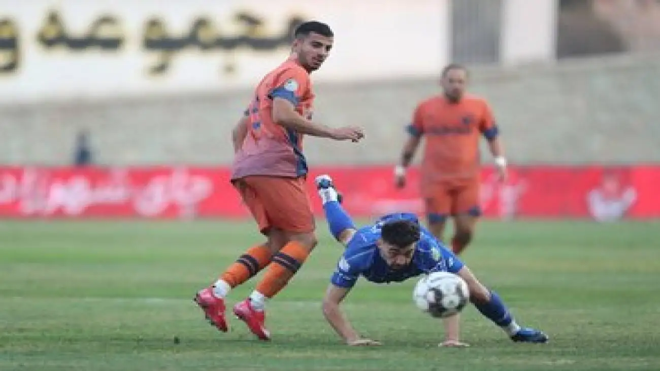 عکس -  پوستر طعنه آمیز بر علیه استقلال؛ لوگوی آبی ها روی سینه داور!