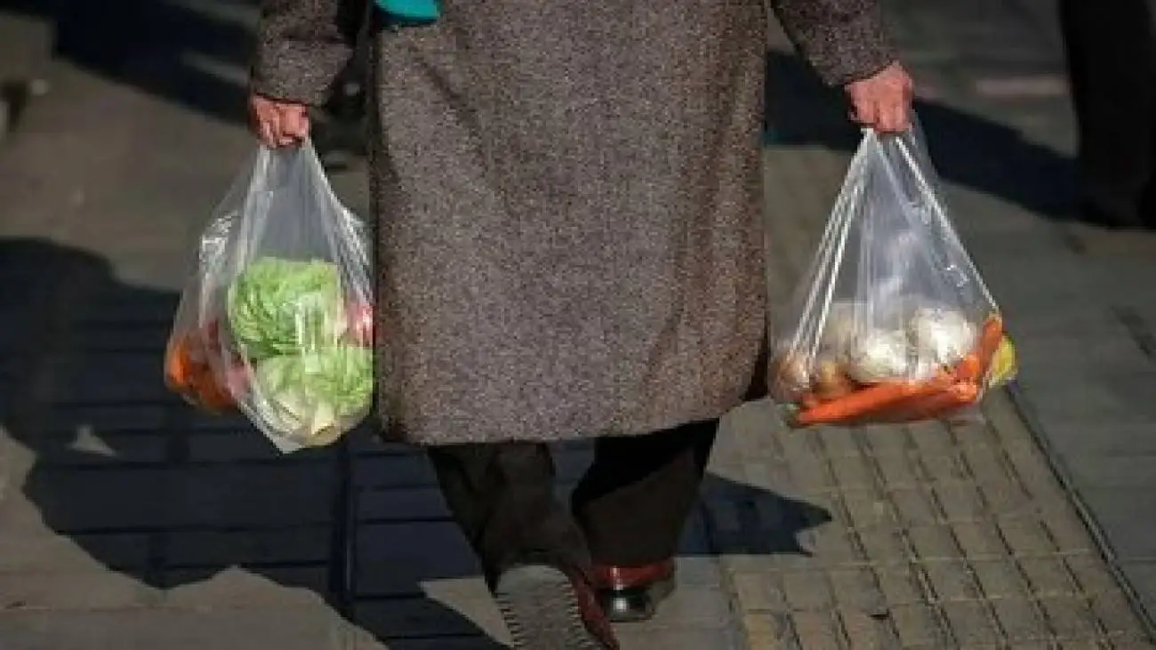 هشدار نسبت به حذف اقلام غذایی با افزایش تورم؛ غذا به کالای لاکچری تبدیل شده -  کالابرگ بدون ثبات اقتصادی کارایی ندارد -  پای مرغ یا سویا بجای گوشت!