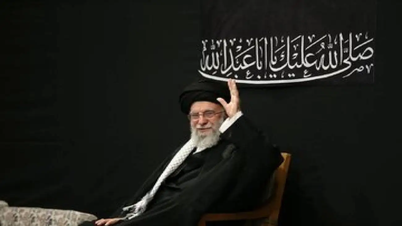 تصویر  -  پوشش حضور رهبر معظم انقلاب در مراسم شب عاشورای حسینی در شبکه الجزیره