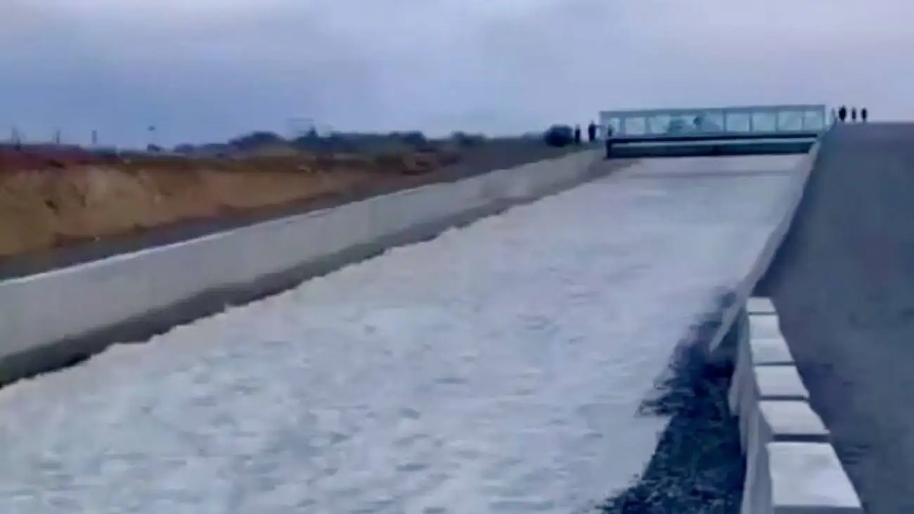 خروش کانی سیب به سمت دریاچه ارومیه؛ هر ثانیه 10 متر مکعب آب به دریاچه می ریزد  -  حجم و تلاطم آب را ببینید