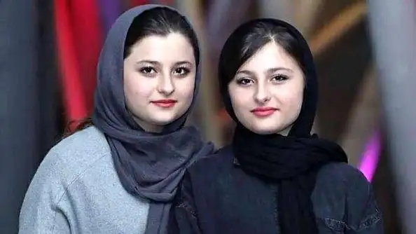 فیلم رونمایی سارا و نیکا فرقانی از پت خونگیشون -  اینم یه فیدوی تربیت شده و مودب خدمت شما !