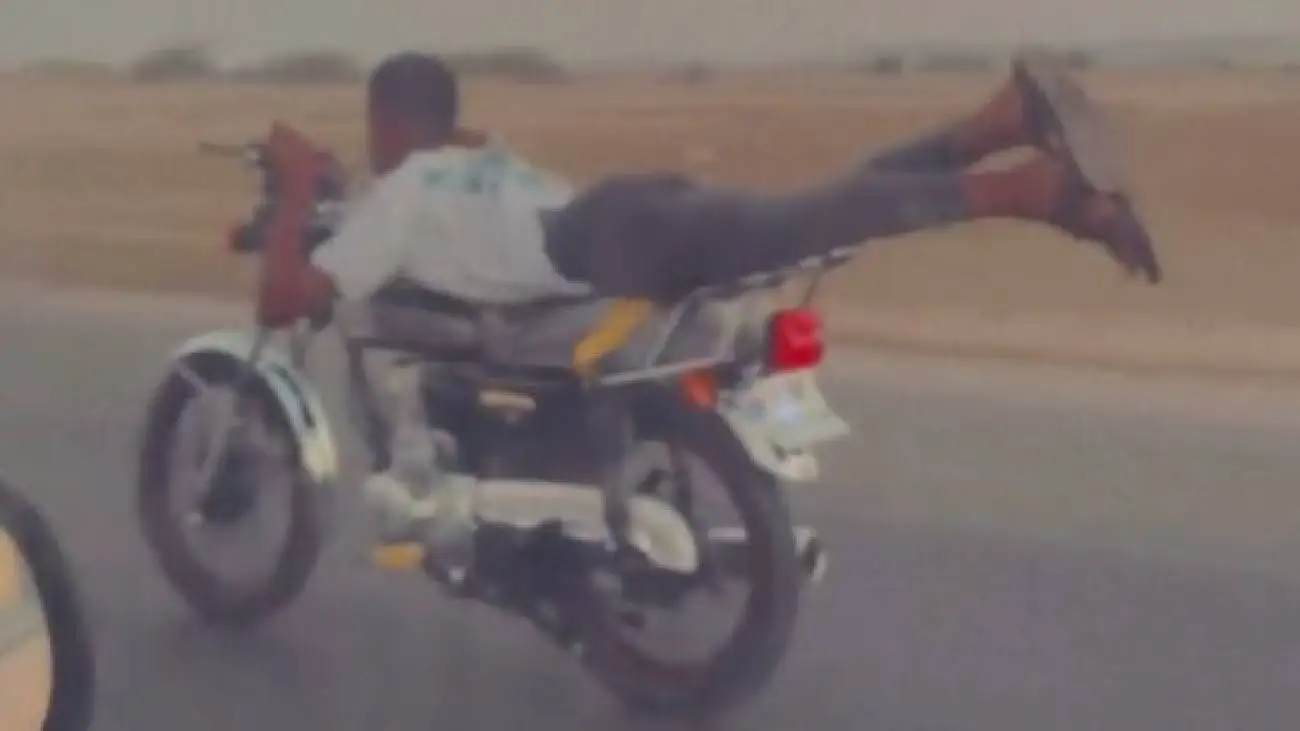 ویدیو  -  حرکات جالب و خطرناک یک موتورسوار با سرعت 120 کیلومتر در جاده!