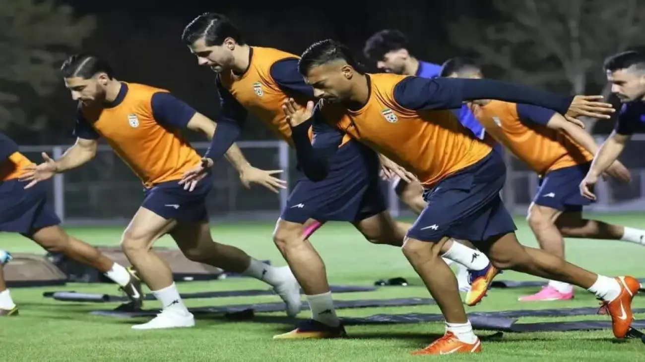 ویدیو  -  چالش حفظ توپ بازیکنان تیم ملی فوتبال قبل از آغاز تمرینات در ورزشگاه خلیفه بن زاید