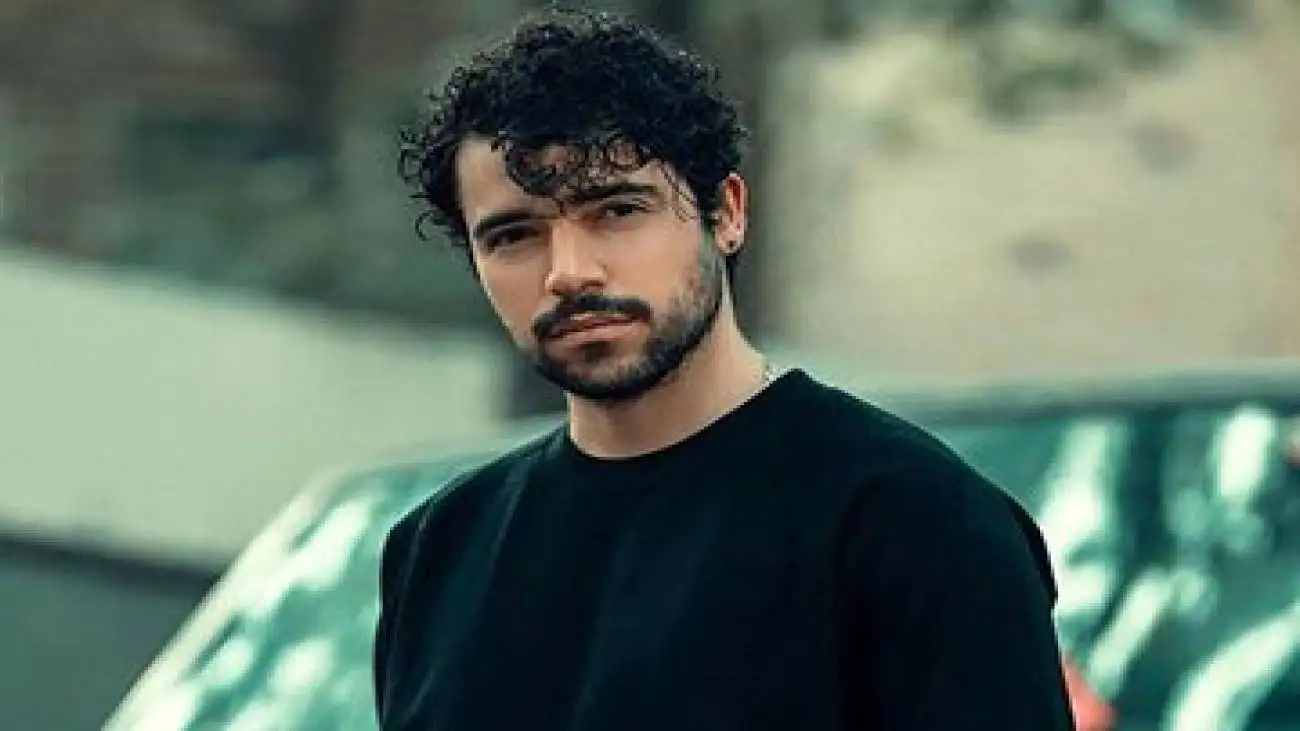 خواننده ترانه (برای)، باید (مبارزِ تمام وقت) بماند؟ -  چرا کسانی که خود از ارشاد مجوز دارند، مجوزگرفتن شروین حاجی پور را تقبیح می کنند؟