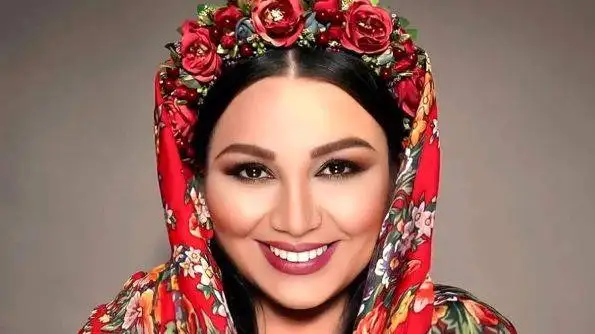 ویدیو  -  نگاهی ویژه به خانه لاکچری و پرزرق  و برق (بهنوش بختیاری)  -  از مبلمان سلطنتی براق تا لوسترهای برنجی و فرش جهیزیه قدیمی اش ...