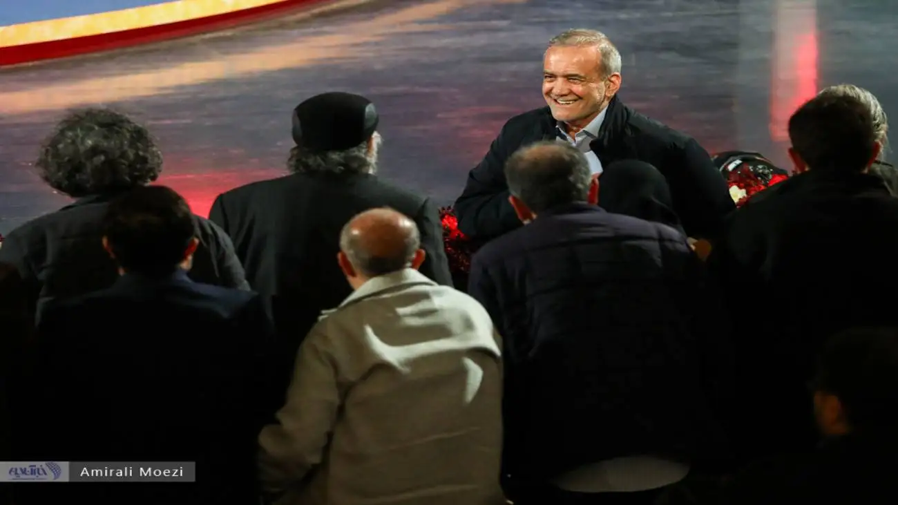 تصاویر  -  قاب هایی ماندگار اهدای جوایز برندگان جشنواره فجر توسط پزشکیان