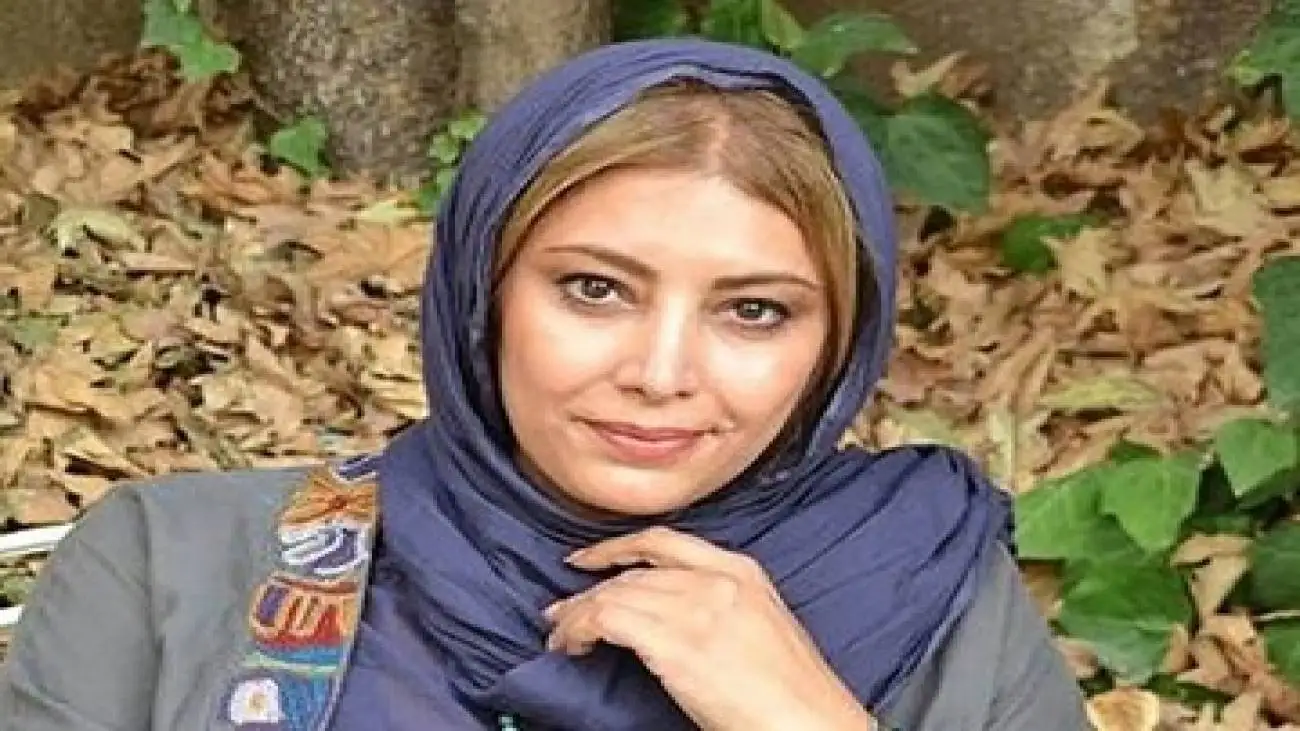 تصویر  -  تصاویری زیرخاکی از لادن طباطبایی با چادر در کنار خسرو شکیبایی در لباس پلیس در سال 1374