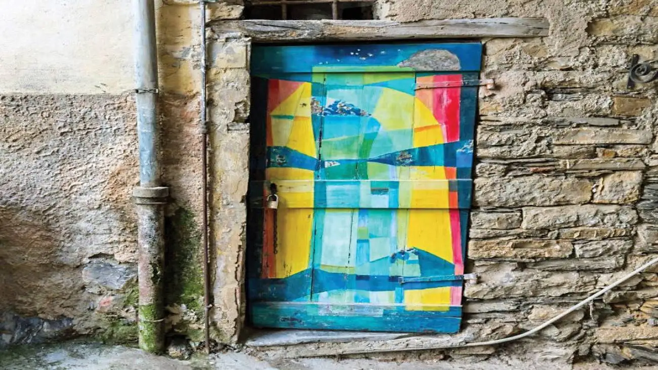 گالری نقاشی در کوچه های روستا  -  روایت هنرمندانی که دیوار و در را به جای بوم نقاشی انتخاب کردند