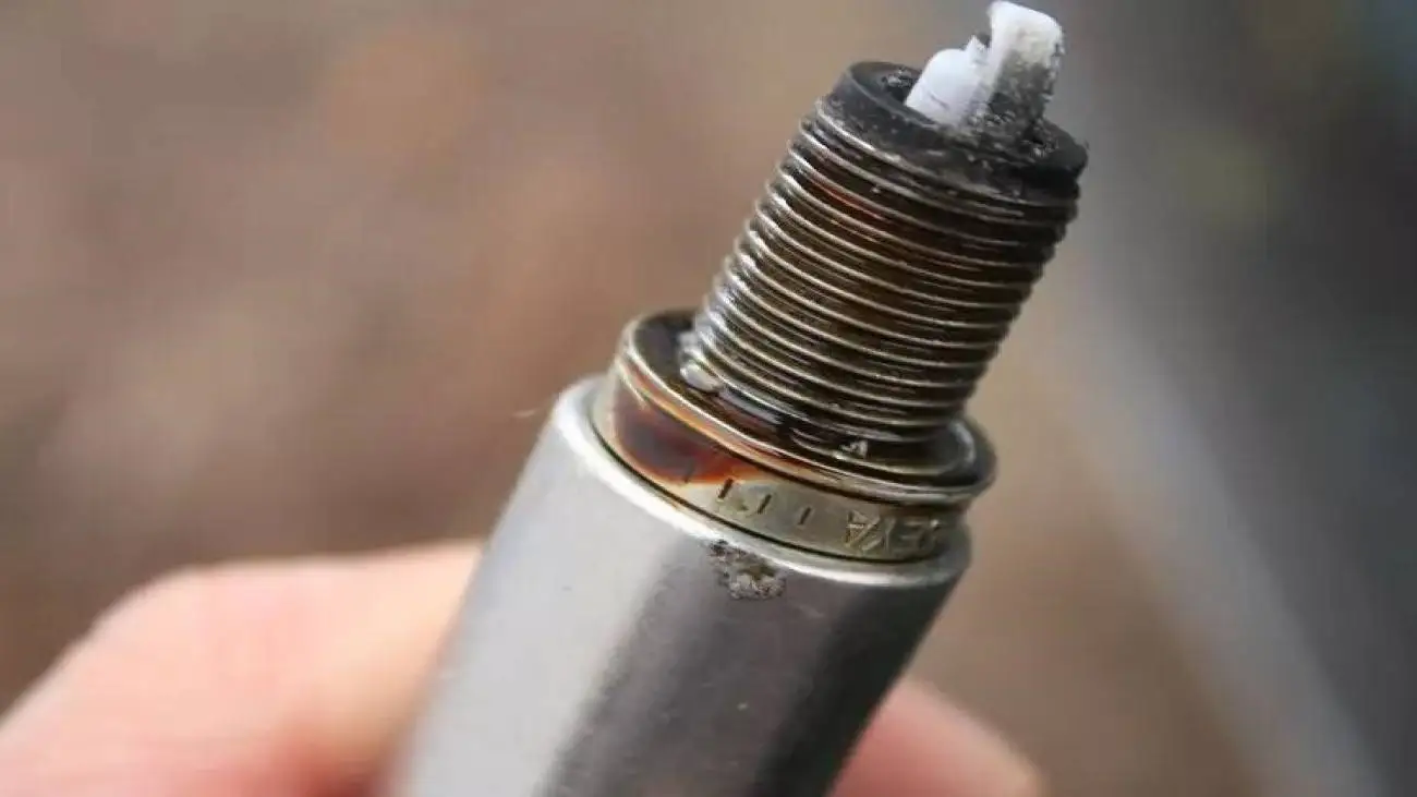 دلیل روغن زدن سر شمع خودرو چیست ؟  -  راه های رفع روغن زدن شمع