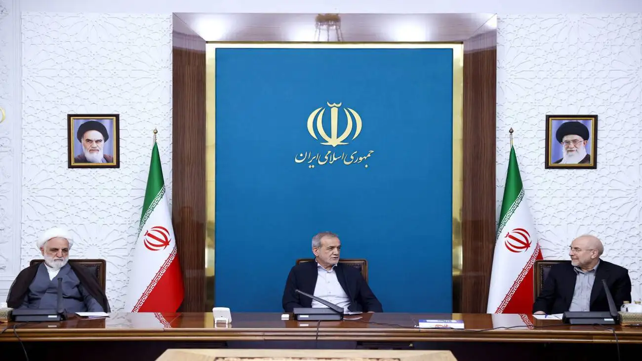 چهره محسن رضایی در جلسه با حضور سران قوا