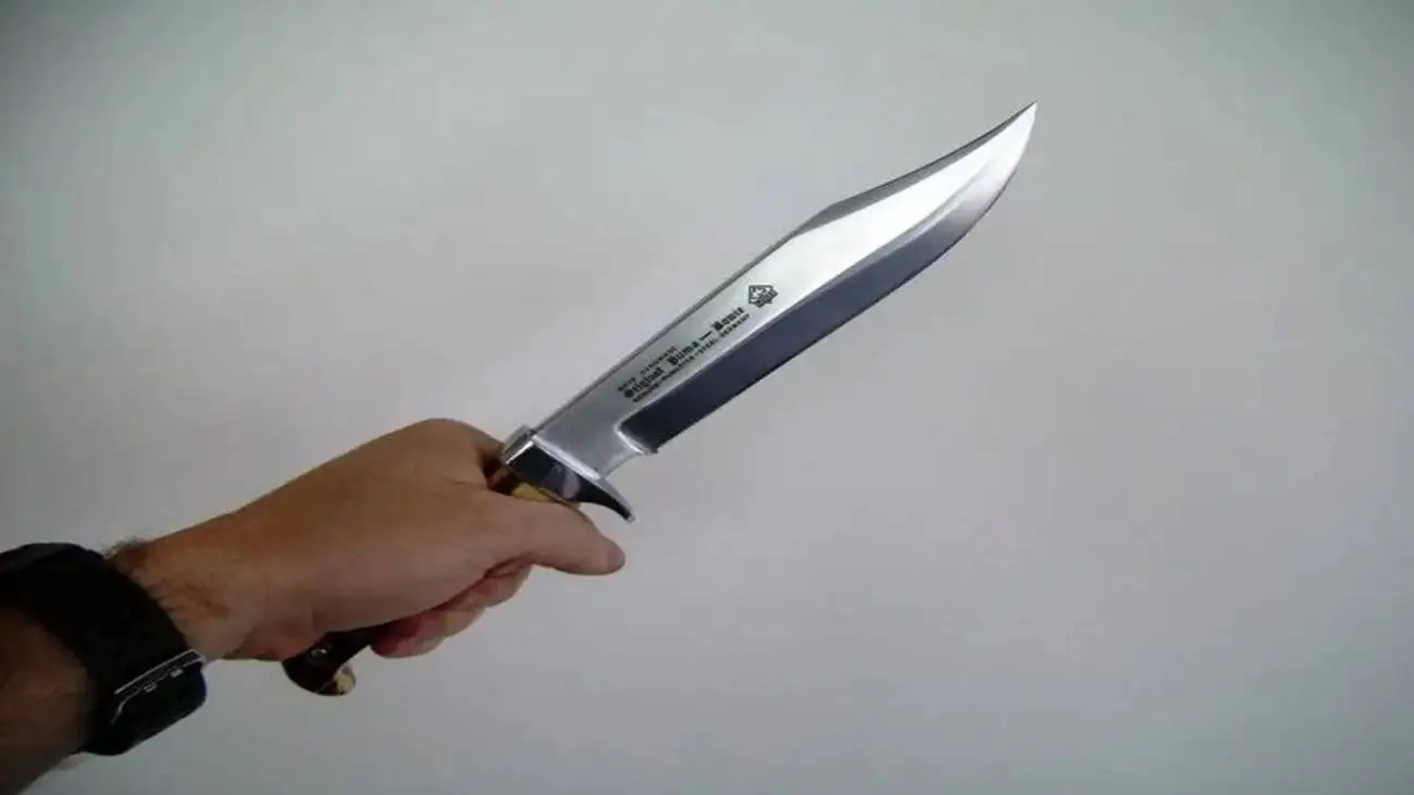ویدیو  -  حمله وحشیانه اراذل قمه به دست به یک شهروند در ملارد - درگیری خونین مقابل مجتمع مسکونی