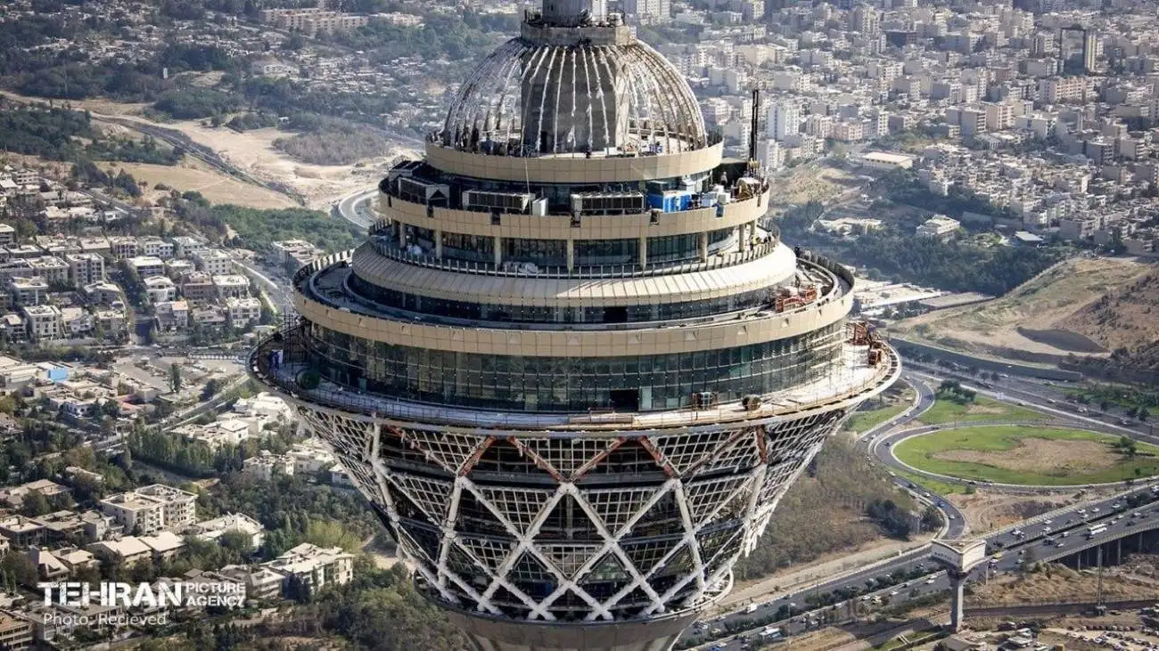 تاب سواری بر آسمان تهران!  -  لحظات نفس گیر از تاب سواری در ارتفاع 435 متری برج میلاد