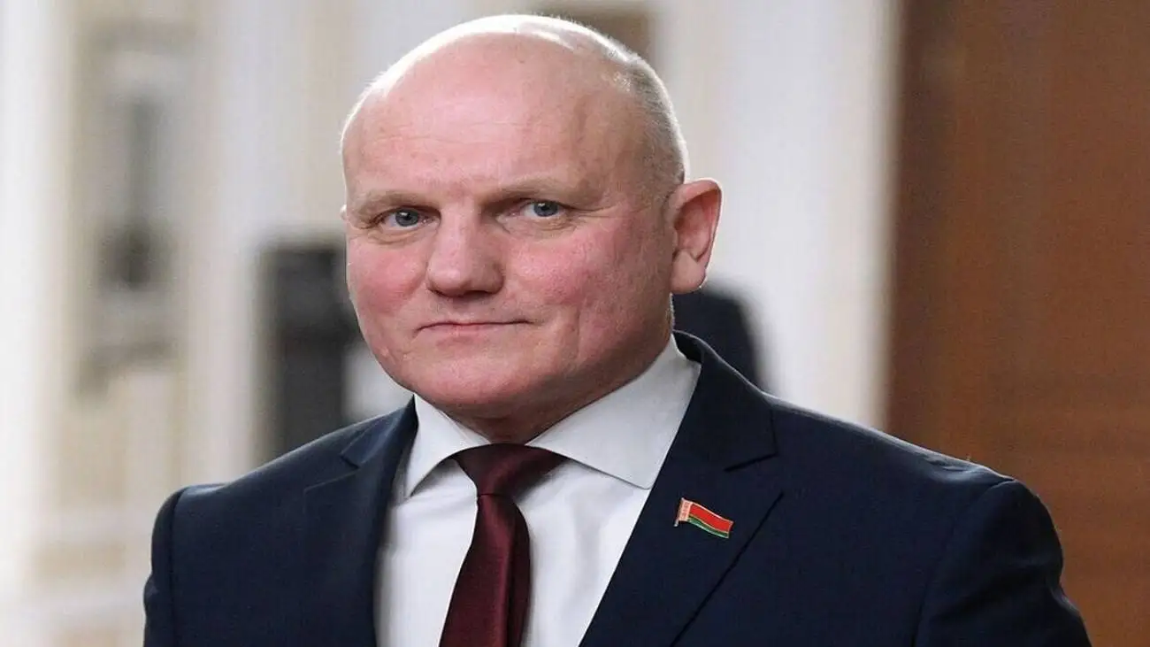 ویدیو  -  لحظه زمین خوردن رئیس جمهور بلاروس روی یخ حین مسابقه هاکی