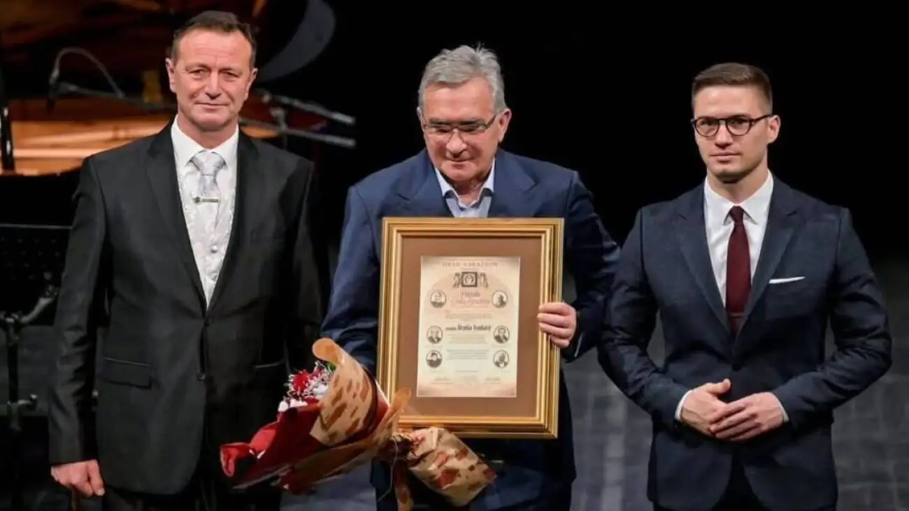 سرمربی سابق پرسپولیس در تالار مشاهیر  -  برانکو ایوانکوویچ پاداش دستاورد خود را گرفت + عکس