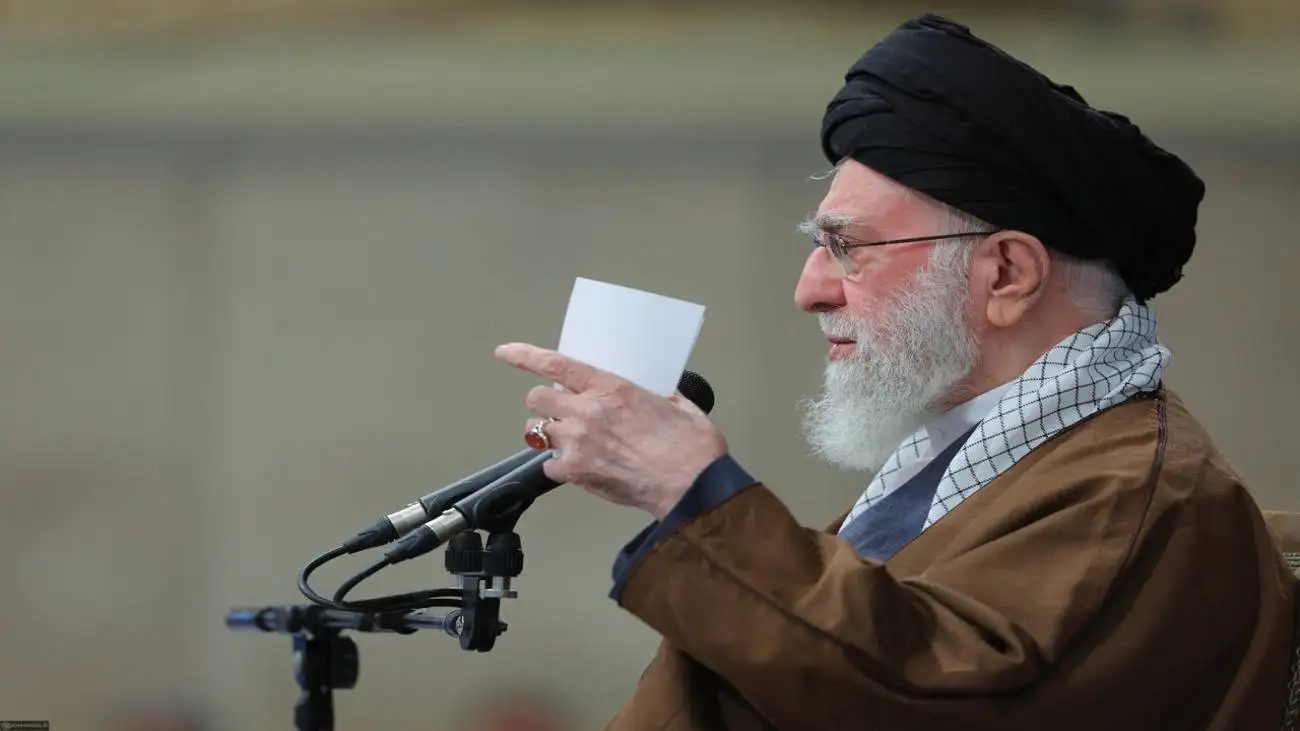 نظر رهبر انقلاب درمورد مجسمه زانو زدن والرین در مقابل پادشاه ایران + ویدئو  -  اینجا را نشان بدهید... این به آن در!