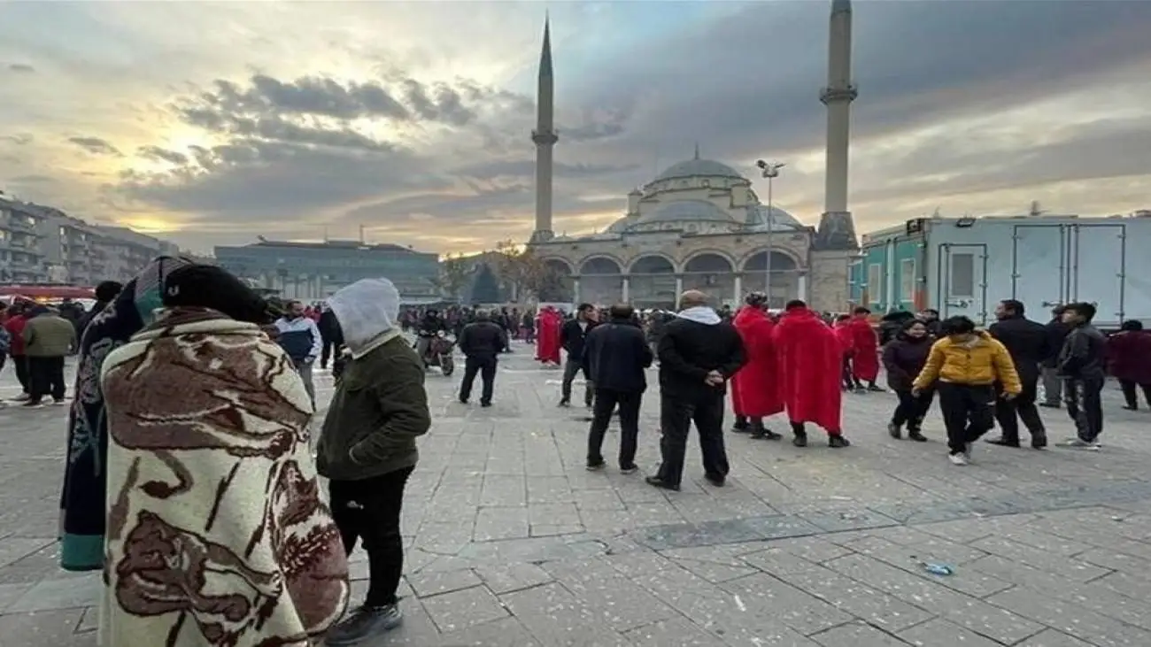 ویدیو  -   سقوط مرگبار فردی از ارتفاع بر روی خودرو در پی زمین لرزه استانبول