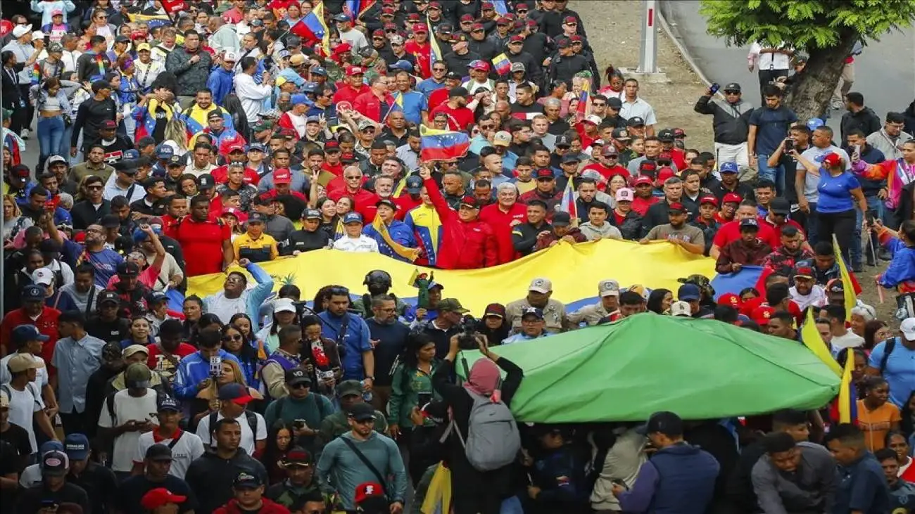 شعرخوانی دسته جمعی در خیابان برای حمایت از یک رئیس جمهور  -  ویدئو