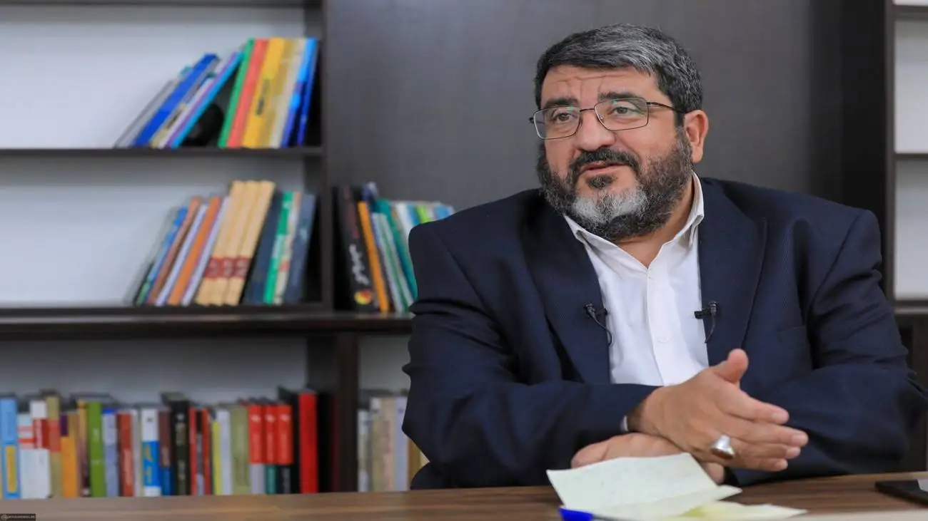 ویدیو  -  حمله فواد ایزدی چهره نزدیک به جلیلی به رئیس ستاد کل نیروهای مسلح: نباید پیام صلح بفرستد و ...!