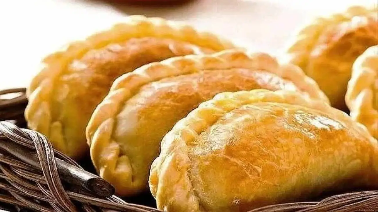 درست کردن پیراشکی پیتزایی خانگی با خمیر نرم و کش دار