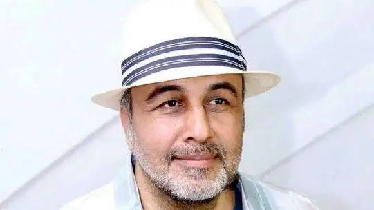ویدیو  -  آواز شاد  -  حماسه رضا عطاران بازگر اجل معلق  -   با اصرار مادربزرگش با آهنگ ای شاخ تر برقصا چه رقصی کرد !