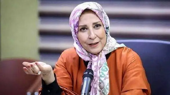 بررسی دکوراسیون لاکچری و منحصربفرد منزل مرجانه گلچین در ورودی خانه اش  -  از مجسمه چوبی جالب تا کتابخانه و آباژور کلاسیک!