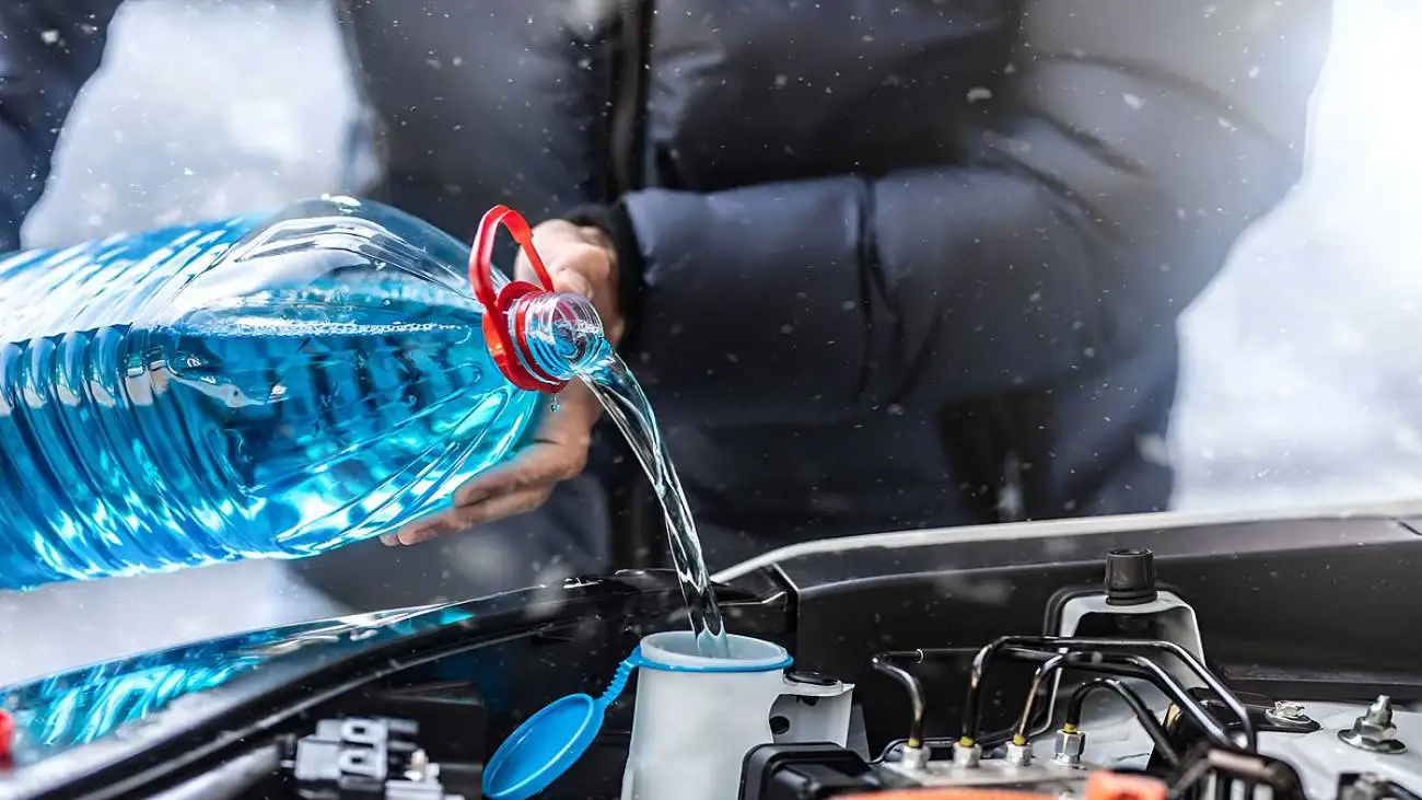 ریختن آب لوله کشی در شیشه شور خودرو ؛ اشتباه رایج رانندگان!  -  در مخزن شیشه شور ماشین چه بریزیم ؟