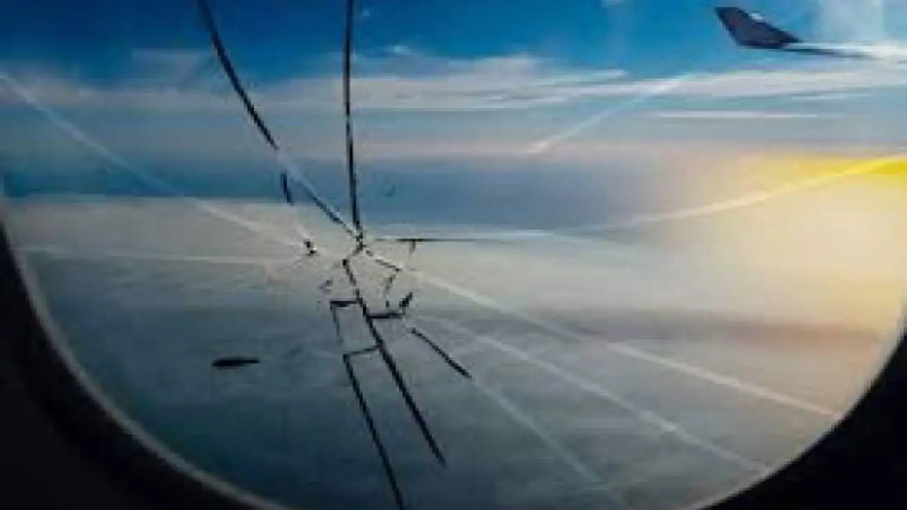 حادثه کم نظیر در آسمان؛ ترک خوردن شیشه کابین خلبان حین پرواز   -  ویدئو