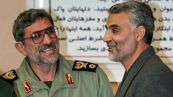 عکس سفر در زمان  -   (پسر سردار سلیمانی) در آغوش (سردار قاآنی) بعد از شهادت