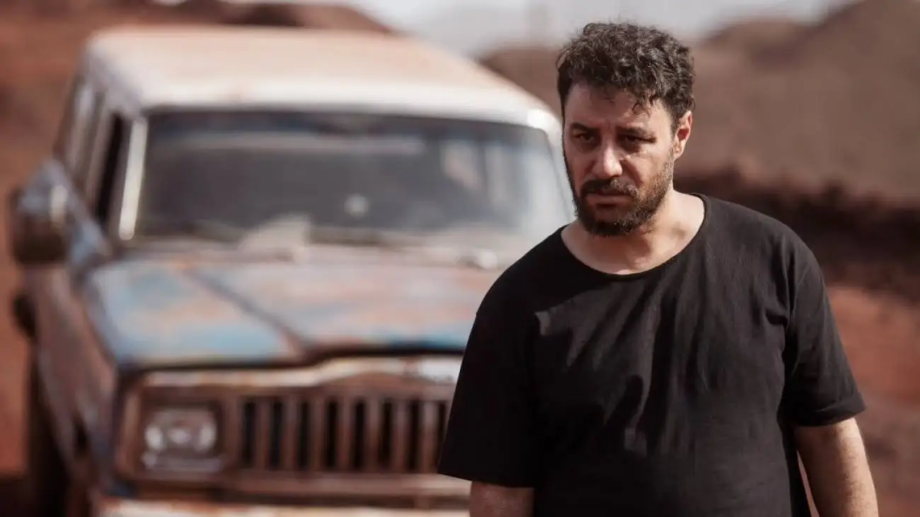 شبی که گنده لات زندان به سراغ جواد عزتی می رود  -   این سکانس ناگوار را ببینید