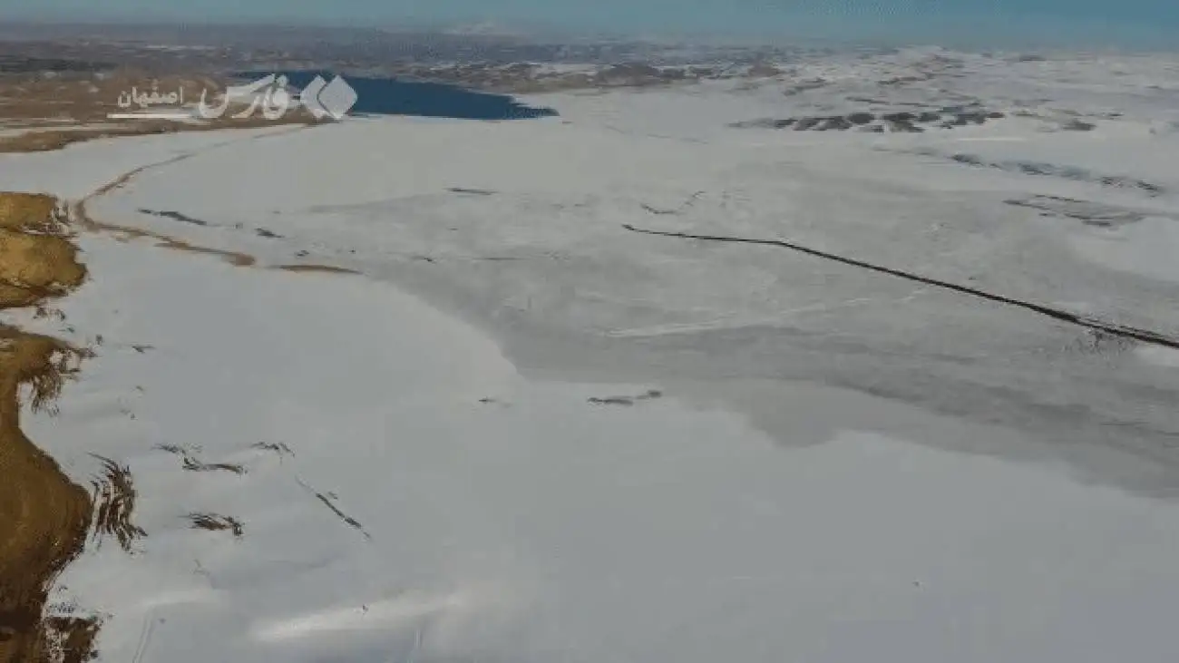 ویدیو  -  بخشی از دریاچهٔ زاینده رود یخ زد