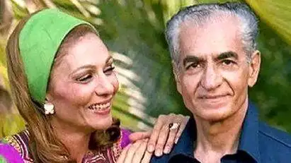 عکس   -  سفر در زمان  -   فرح پهلوی با گوشواره پلاستیکی ارزان قیمت در بین زنان لر  -  سال 1337