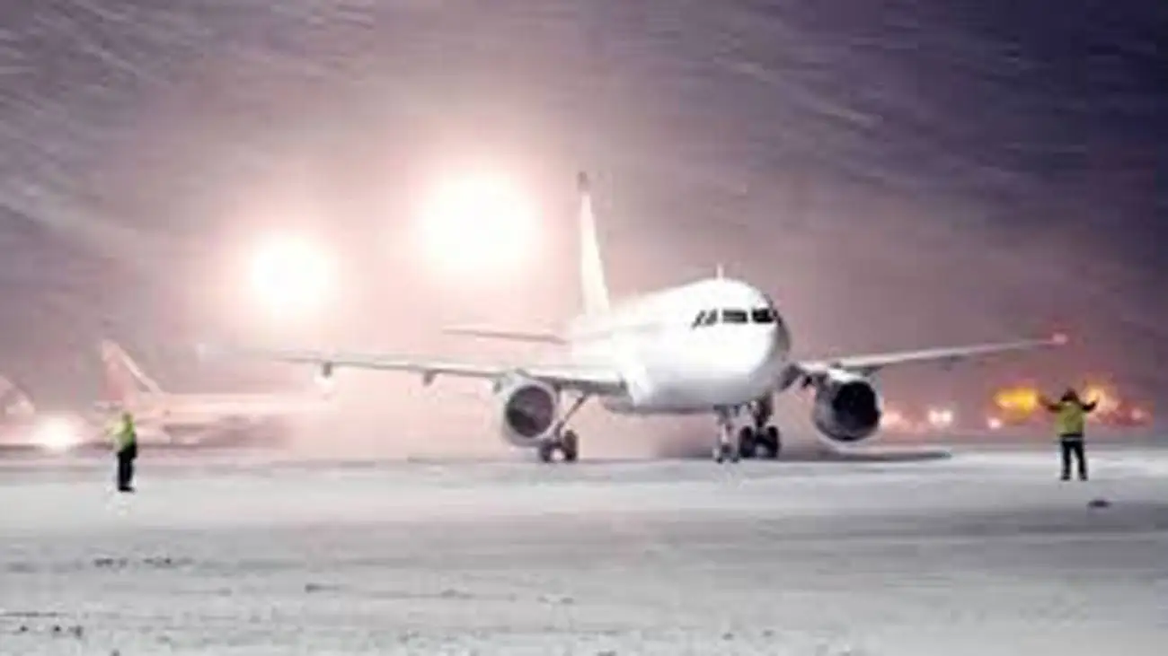 ویدیو  -  فرود ایمن خلبان در هوای برفی فرودگاه مشهد