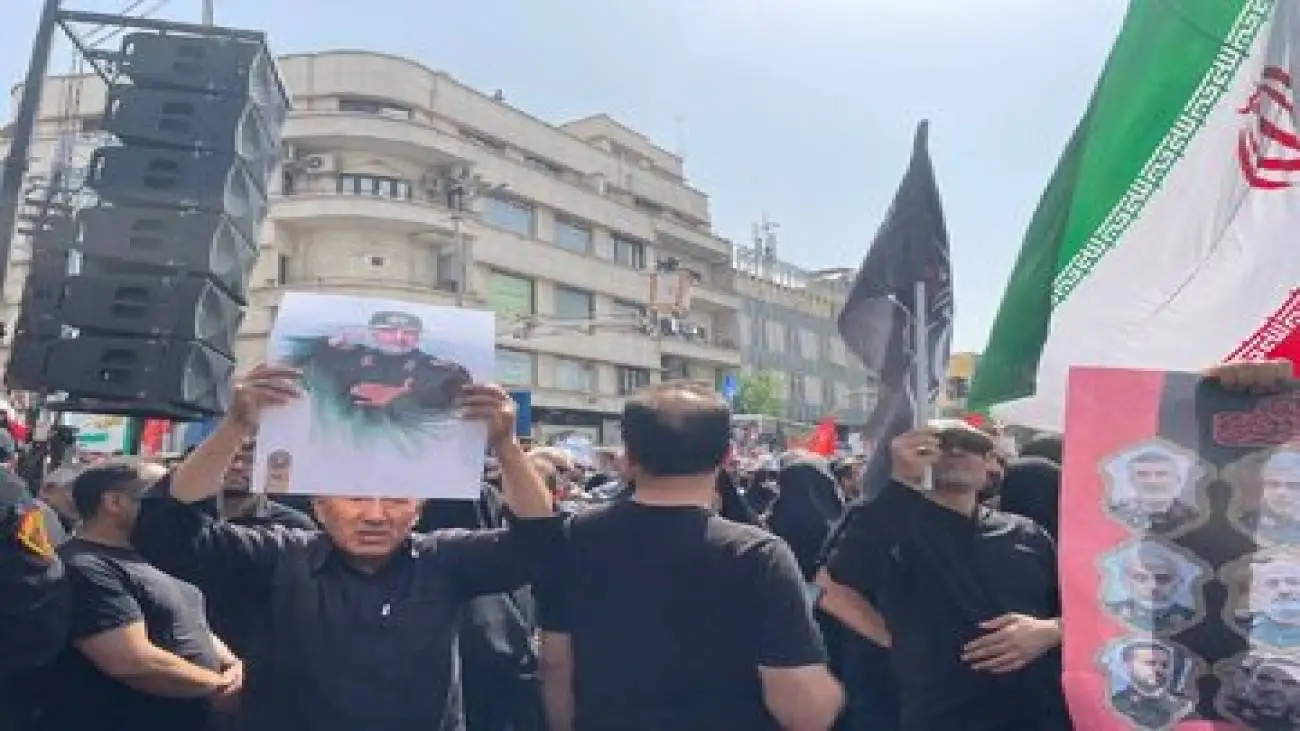 تصویر  -  پوشش سریع حضور دریابان شمخانی در مراسم تشییع توسط شبکه العربیه سعودی