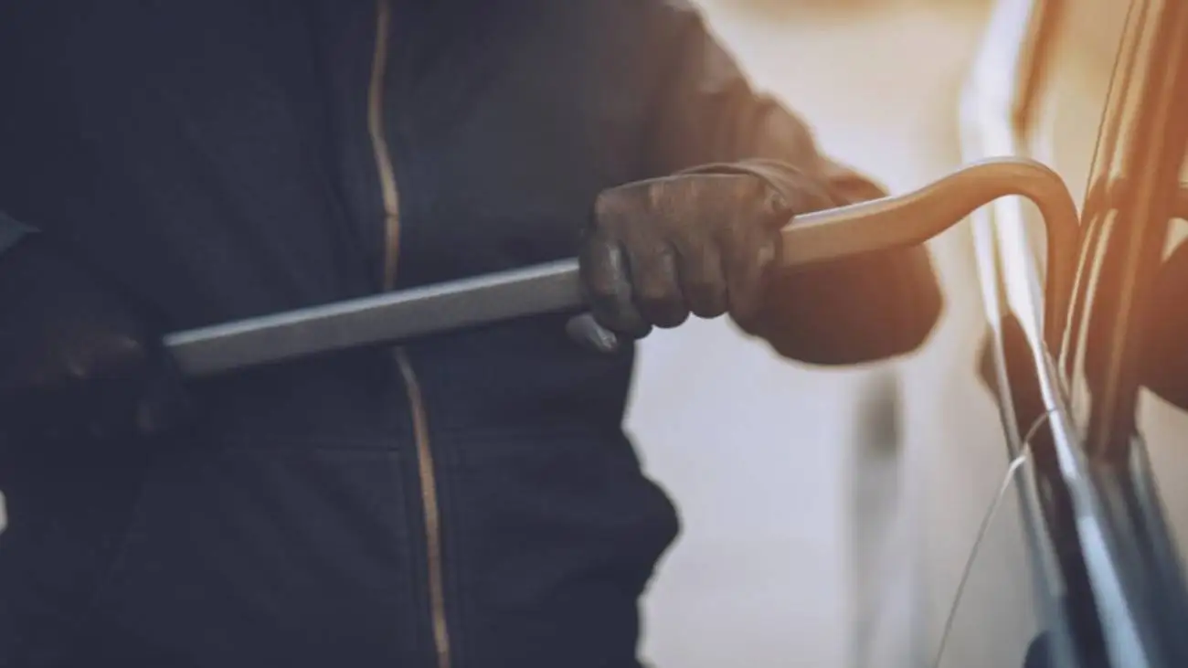 ویدیو  -  سرقت مزدا در محدوده درب غربی استادیوم آزادی به راحتی در عرض کمتر از یک دقیقه