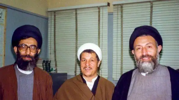 عکس سفر به ایام قدیم  -  (شهید بهشتی، شهید باهنر و رهبر انقلاب) سر سفرۀ غذا؛ سال 1359