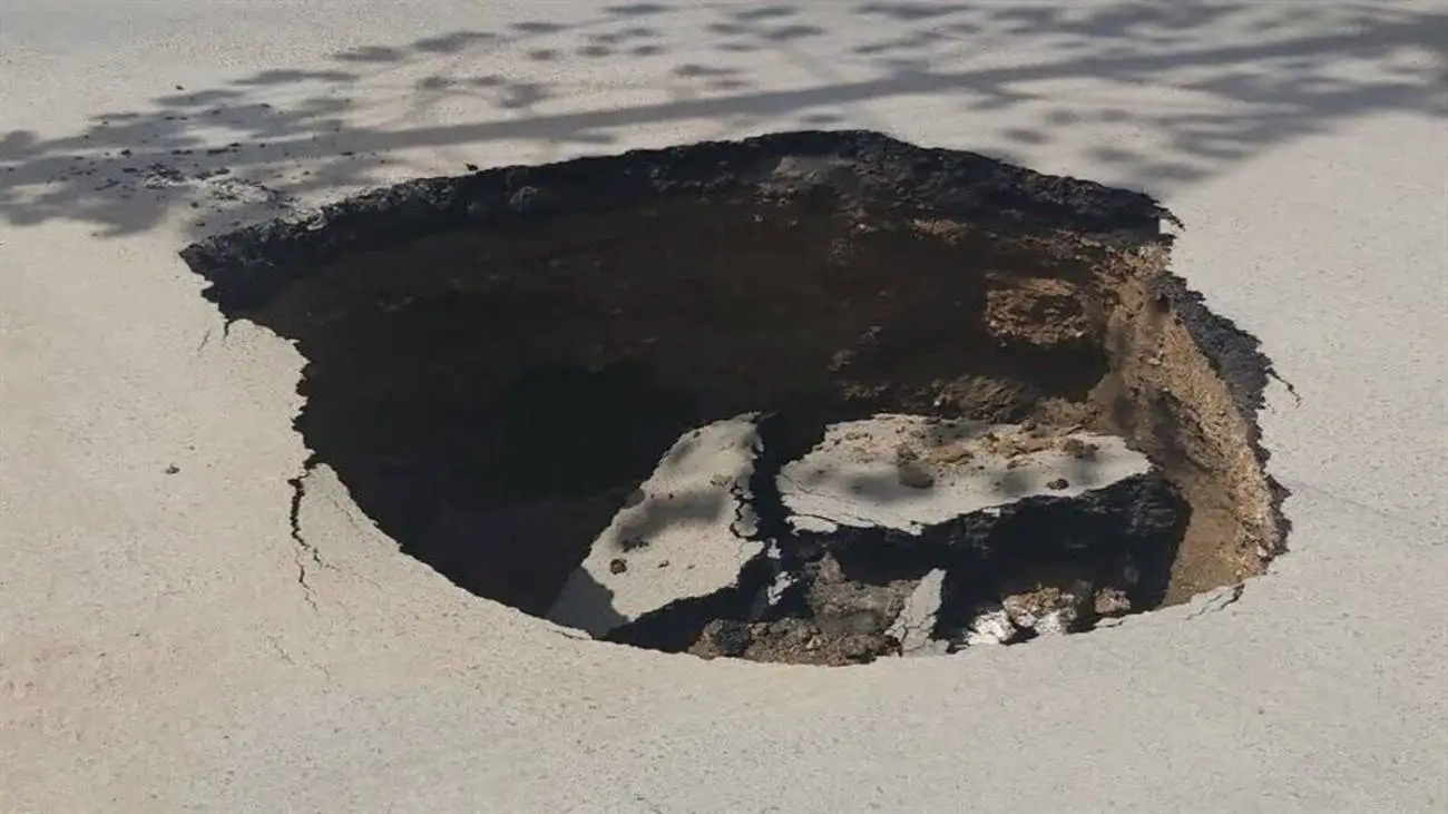 ویدیو  -  سقوط پراید در پی فرونشست زمین در بندرعباس!