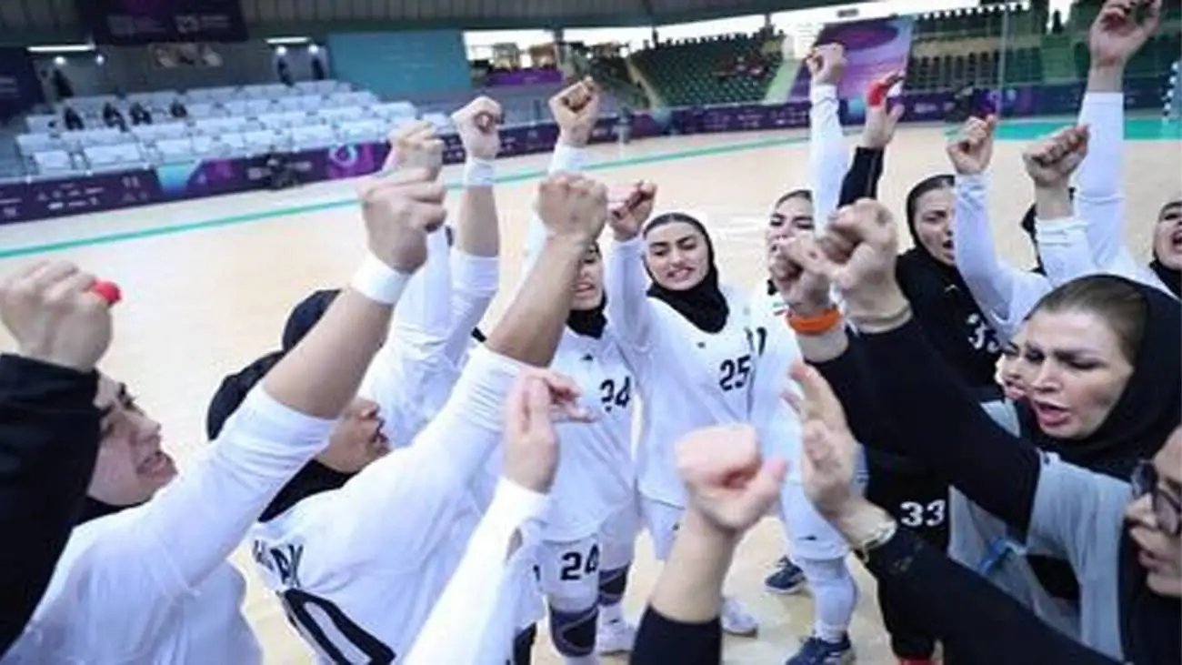 ویدیو  -   هم خوانی ترانه حماسی توسط شیر زنان ایرانی در رختکن