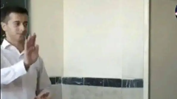 فیلم آواز شاد  -   پسرا سر کلاس میرقصن معلم از راه میرسه گوش بچه رو چنان میکشه پرت میکنه بیرون