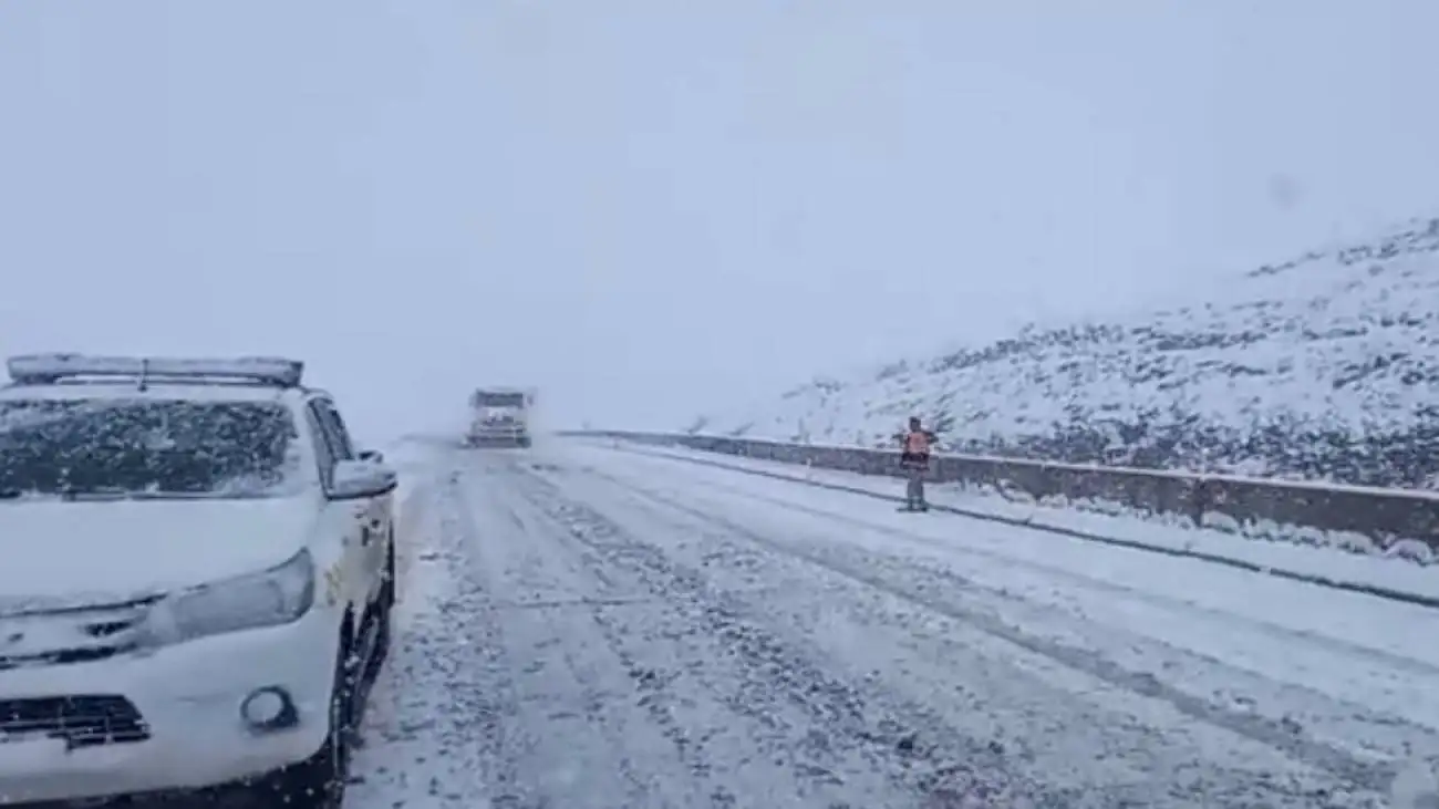 بارش شدید برف در این جاده؛ کار به برف روبی رسید + ویدئو