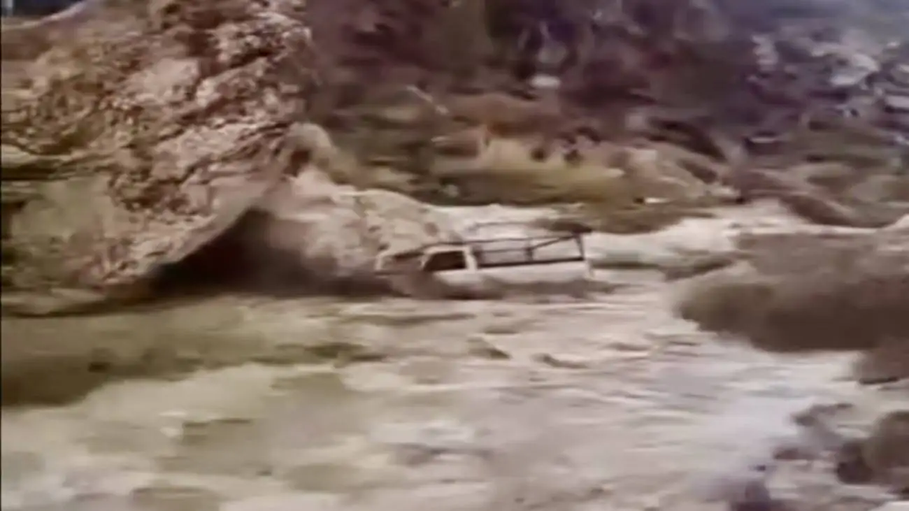 لحظات حرکت سیل ناگوار در این نقطه از کشور  -  وانت بار با موج سنگین سیل رفت + ویدیو