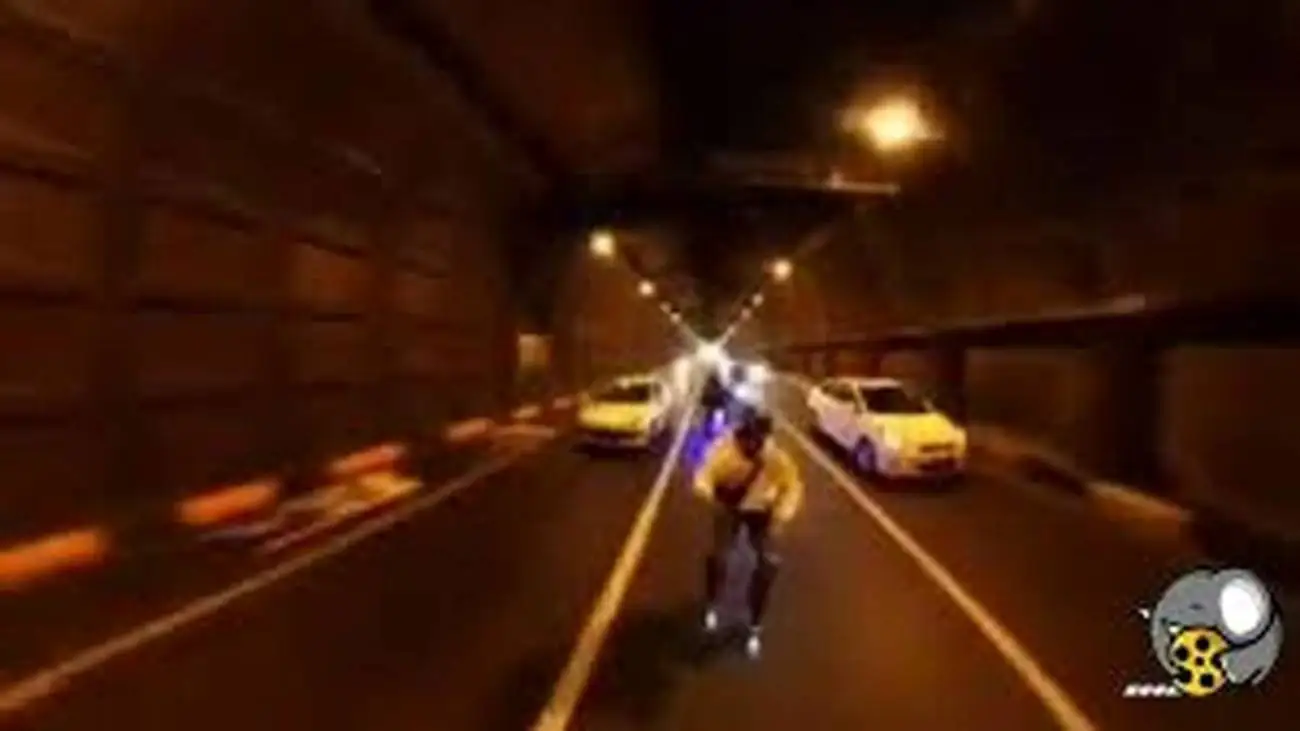 ویدیو  -  حرکات جالب جوان اسکیت سوار در بزرگراهی در تهران