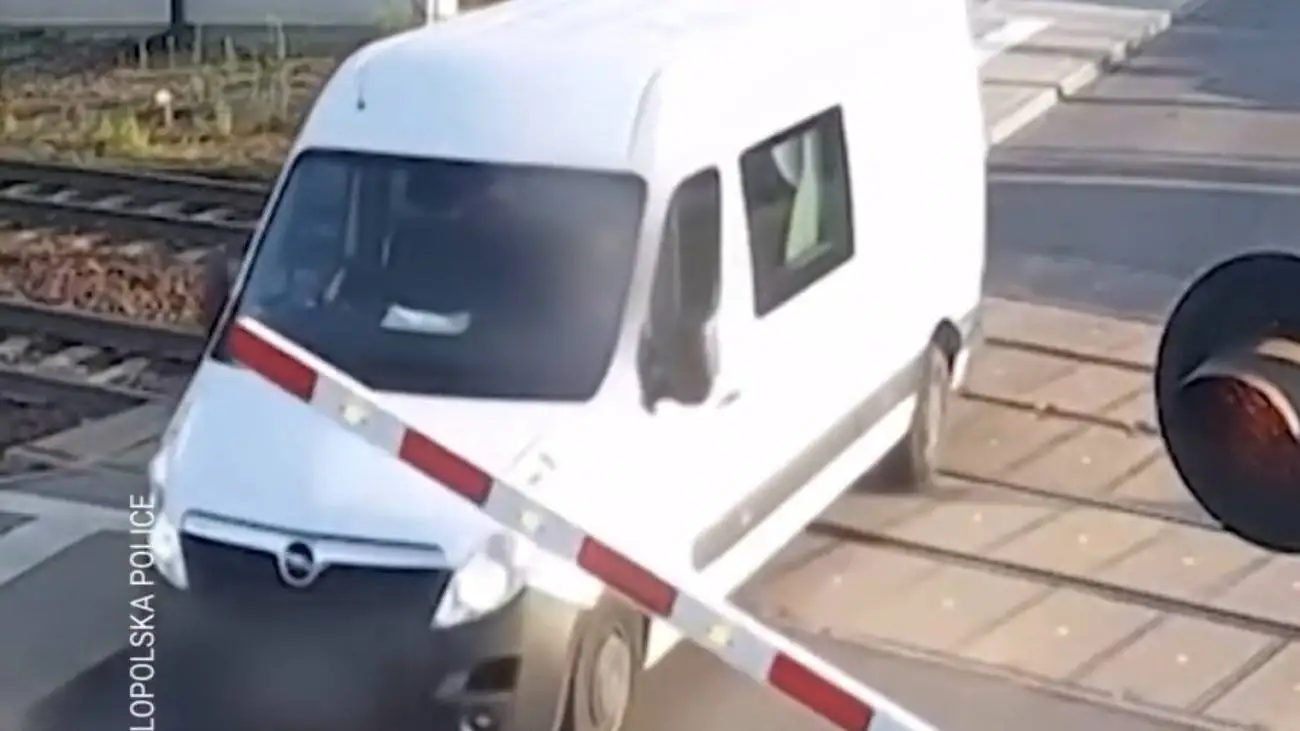 ویدیو  -  لحظه ترسناک زیر گرفتن خودروی ون توسط قطار روی ریل!