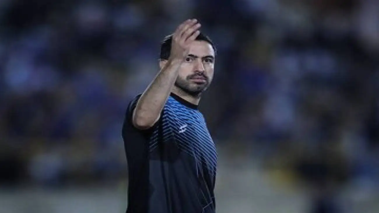 در استقلال همه چیز برعکس شد -  ساپینتو کنار خط، خسرو روی سکو!