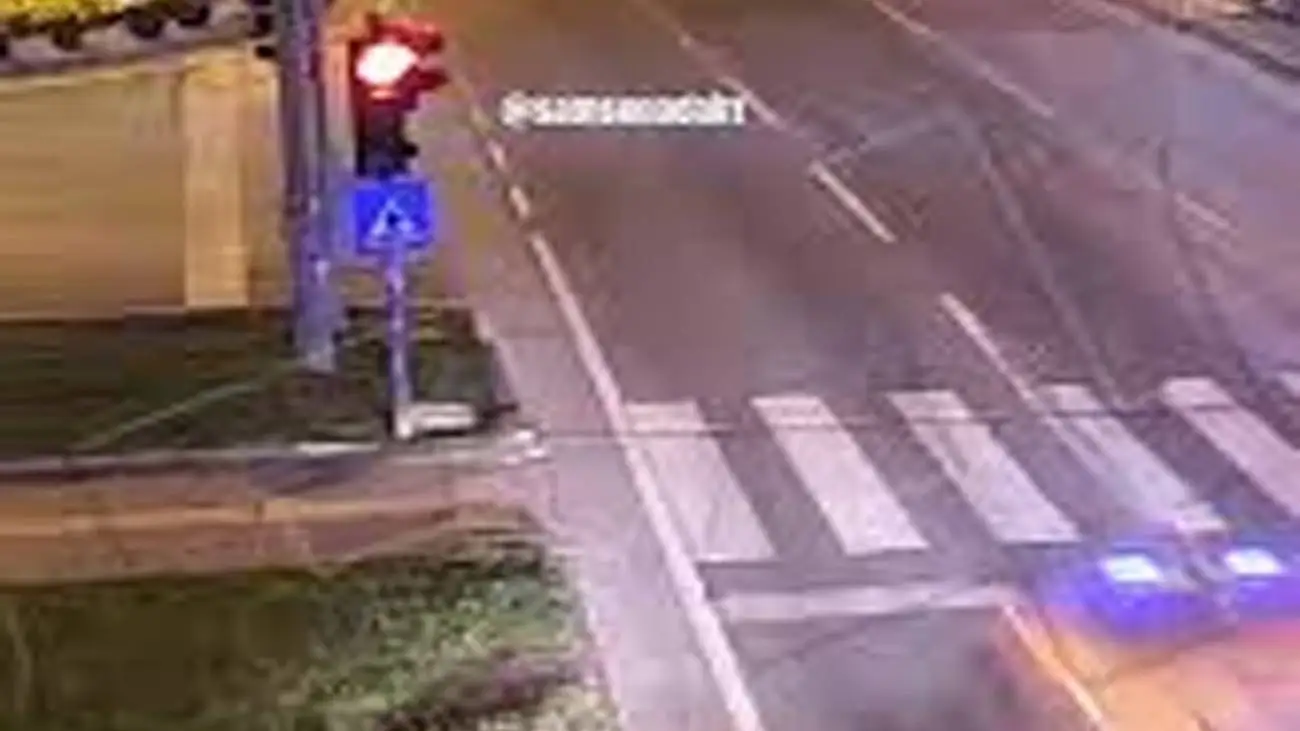 ویدیو  -  لحظه وقوع تصادف جالب آمبولانس با خودروی سواری؛ آمبولانس چپ کرد!