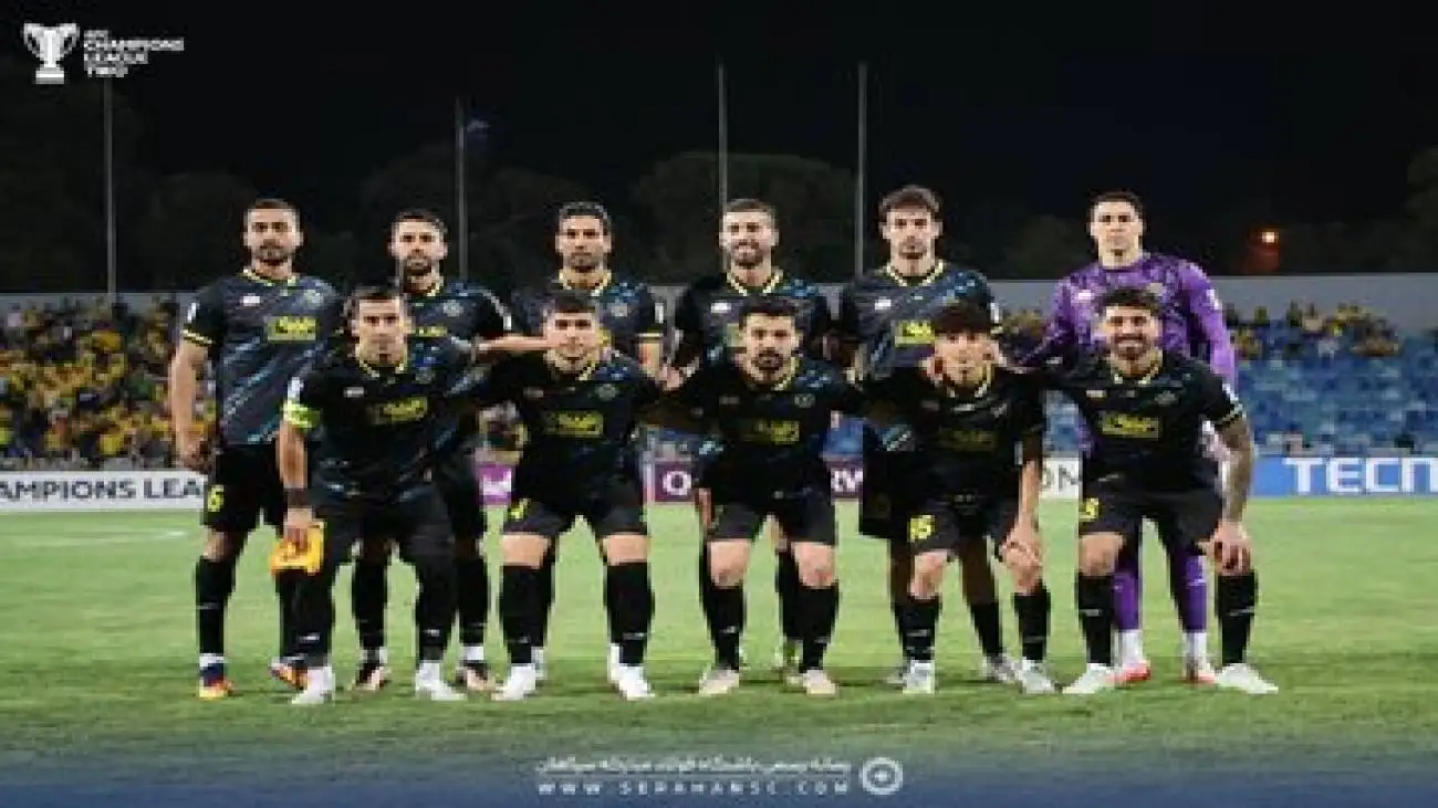 حسینی در ترکیب سپاهان مقابل آخال