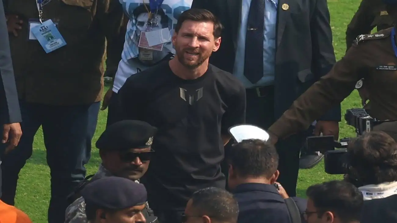 تصویر  -  لیونل مسی! آرزوی من لمس کردن تو است!